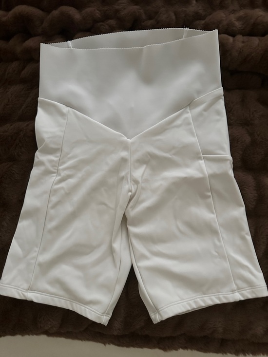 Oysho Pants - Oysho Yoga White High-Rise V-Seam Bike Shorts